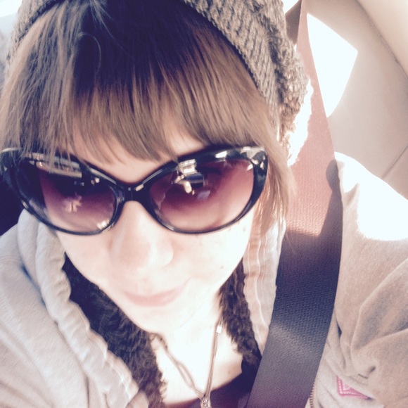 Profile Picture of Angela Chernish (@bluberry314) on Poshmark