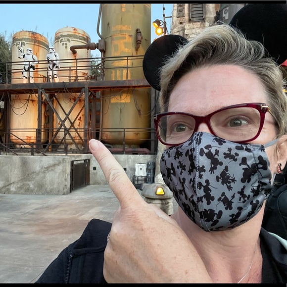 Profile Picture of Amy Howe (@alisehowe) on Poshmark