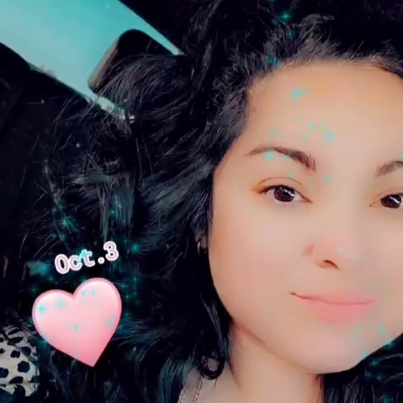 Profile Picture of Mandy Alvarez (@uniquea202) on Poshmark