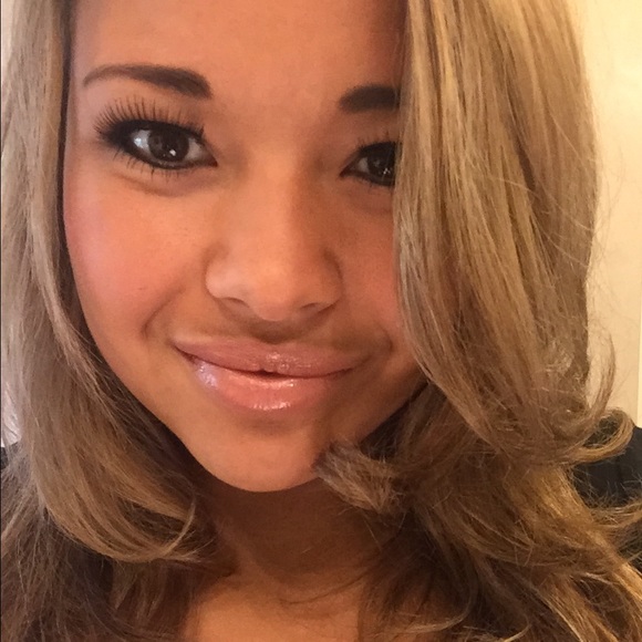 Profile Picture of Bianca Peterson (@biancapeterson) on Poshmark