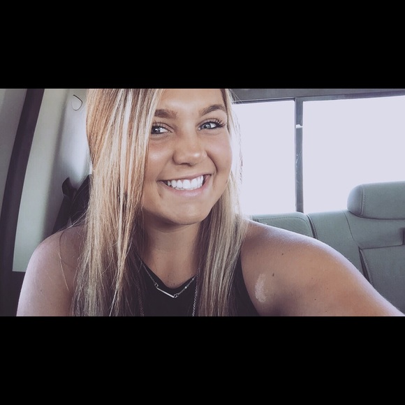 Profile Picture of Mindi Uhland (@muhland) on Poshmark