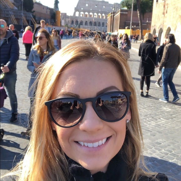 Profile Picture of Stacy Robinette (@stacyelaine504) on Poshmark