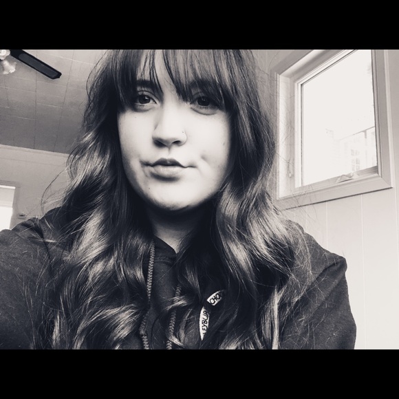 Profile Picture of Shelly Townsend (@shellythaxter) on Poshmark