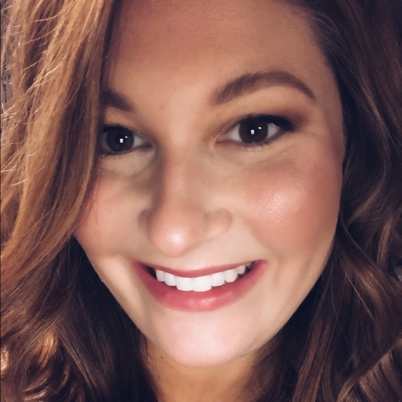 Profile Picture of Amber Nutter (@ambernutter) on Poshmark