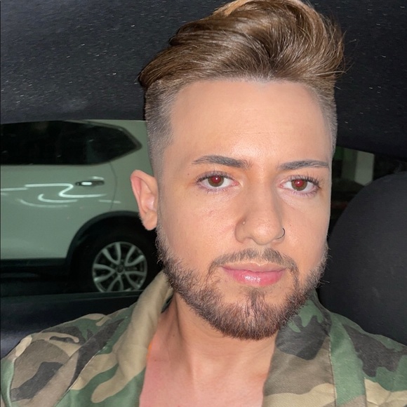Profile Picture of Daniel Zapata (@danielzapata939) on Poshmark