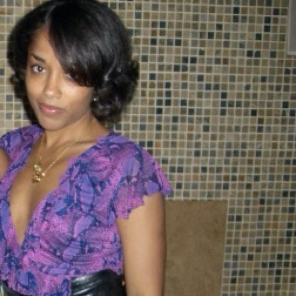 Profile Picture of Raushanah Smith (@neverpayretail) on Poshmark