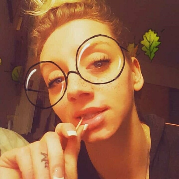 Profile Picture of Misty Baarson (@mist87) on Poshmark