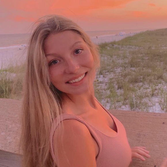 Profile Picture of Payton Helfrich (@bieber7) on Poshmark