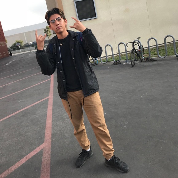 Profile Picture of Alex Zuno (@xelaonuz) on Poshmark