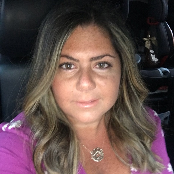 Profile Picture of Angelica Kravets (@angelicakravets) on Poshmark