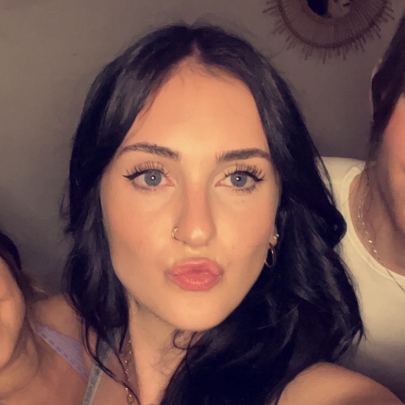 Profile Picture of Alyssa Bernens (@alyssa_bernens) on Poshmark