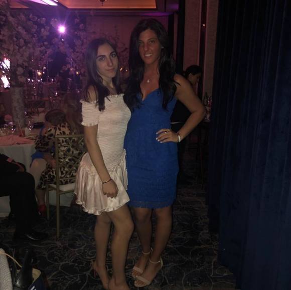 Profile Picture of Deanna Dilemme (@deannaax0o) on Poshmark