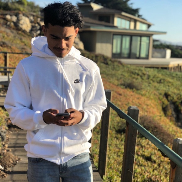 Profile Picture of Cesar Perez (@cehsaar) on Poshmark