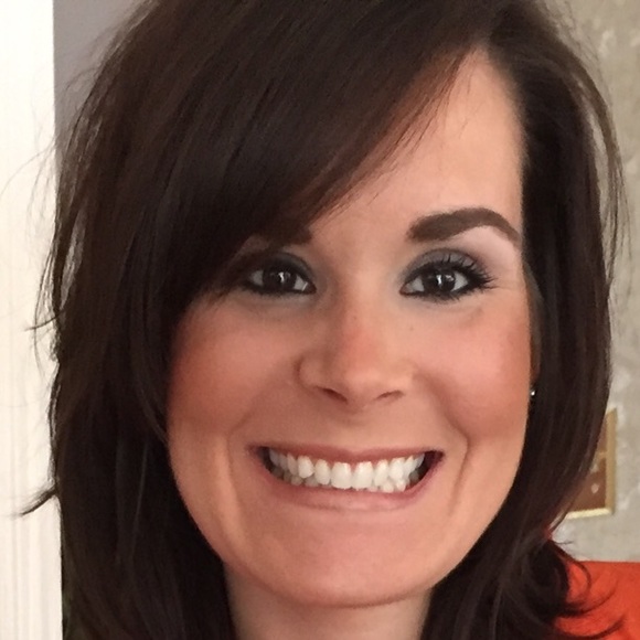 Profile Picture of Alix Messier (@alix25) on Poshmark