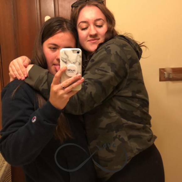 Profile Picture of Hannah Therrien (@hannahtherrien) on Poshmark