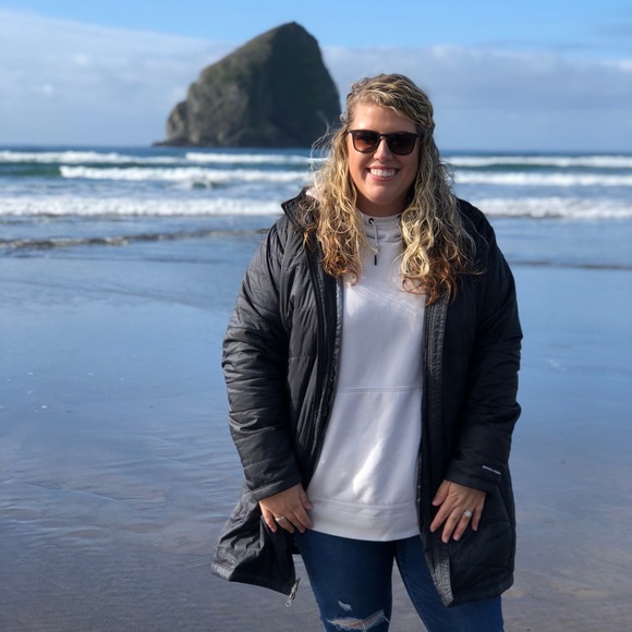 Profile Picture of Angela Thiemann (@angelathiemann) on Poshmark