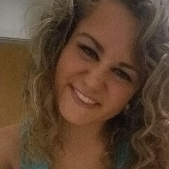 Profile Picture of Holly Vidmosko (@hjbix27) on Poshmark