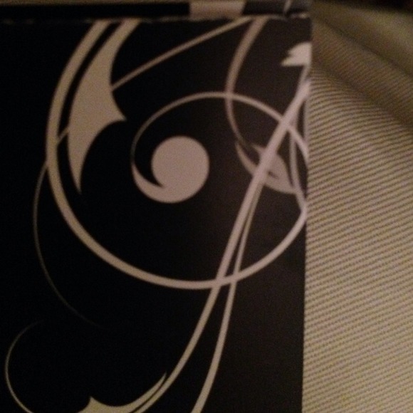 Profile Picture of J Redditt (@tinytans) on Poshmark