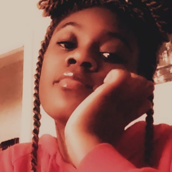 Profile Picture of Tashay Saulaberry (@tashay_s) on Poshmark