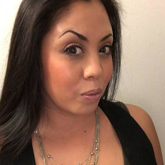 Profile Picture of Estela Rios (@estelarios) on Poshmark