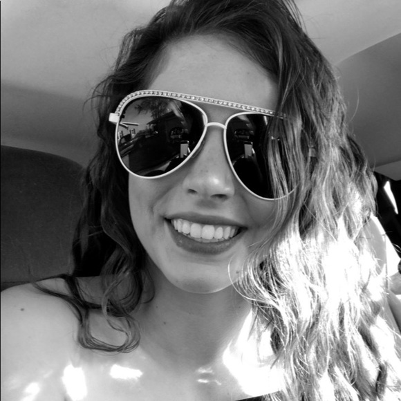 Profile Picture of Mikayla Troyer (@mikayla__2000) on Poshmark
