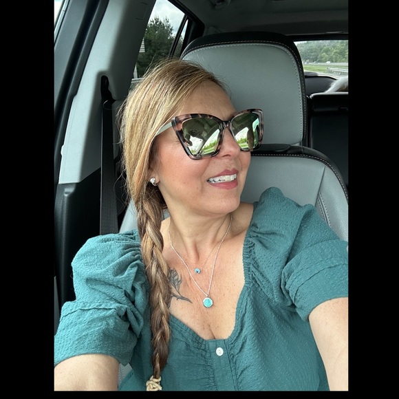 Profile Picture of Lorrie Ellis (@lorrierealtor) on Poshmark