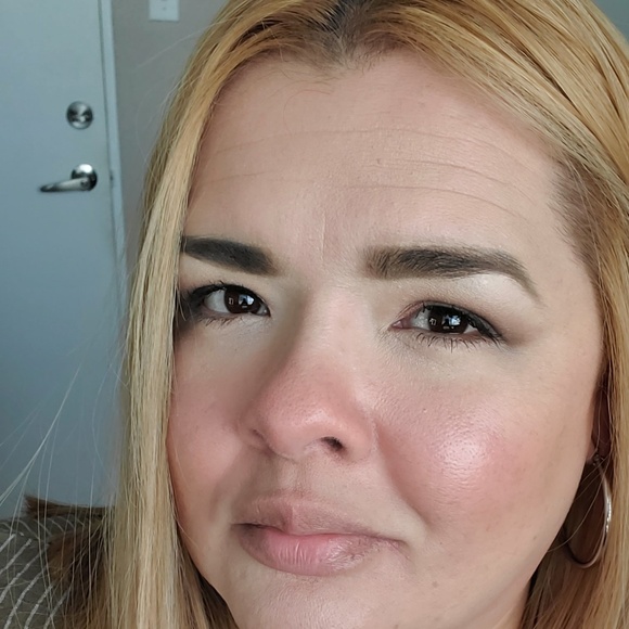 Profile Picture of Jorelly Lonisse (@jorellylonisse) on Poshmark