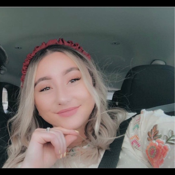 Hannah Burkhardt - Poshmark Profile Picture of Hannah Burkhardt (@h_burkhardt) on Poshmark