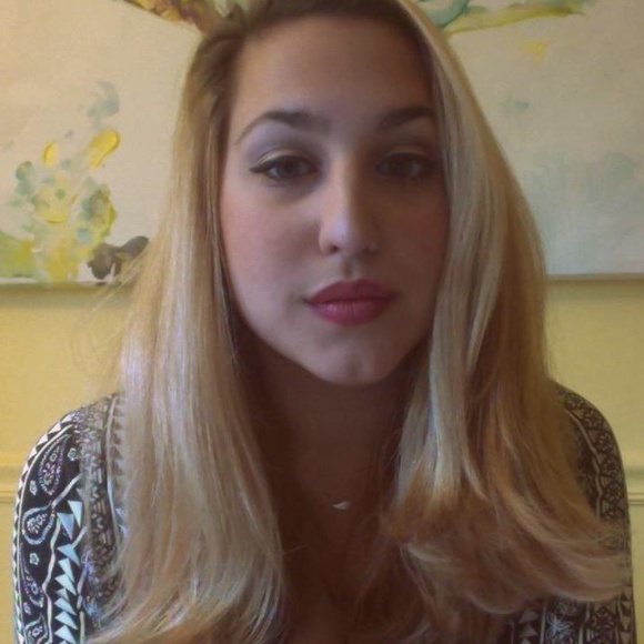Profile Picture of Alexa Simone (@alexarosesimone) on Poshmark