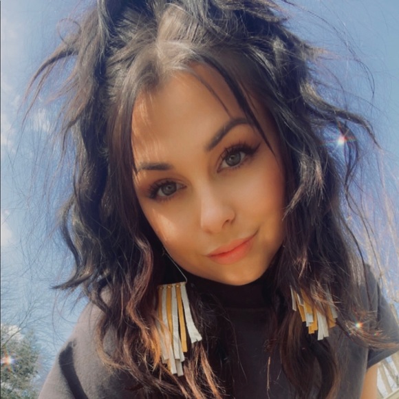 Profile Picture of Haley Hoffman (@haley0717) on Poshmark