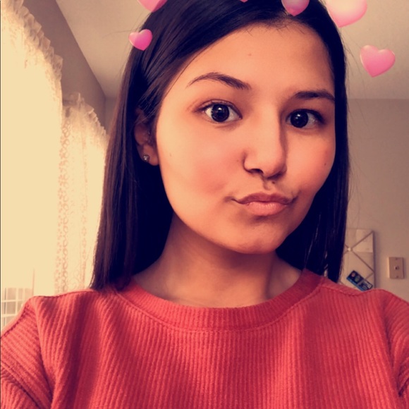 Profile Picture of Sarah Wiscott (@sawiscott) on Poshmark