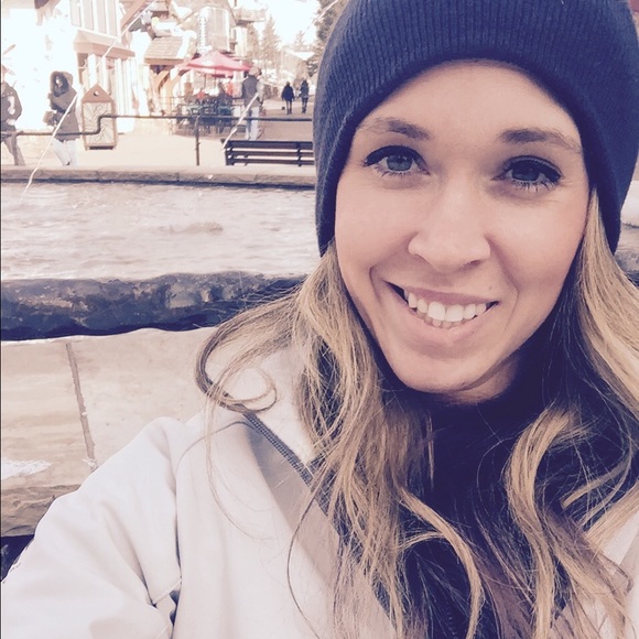 Profile Picture of Lauren Oehrlein (@oehrleinl) on Poshmark