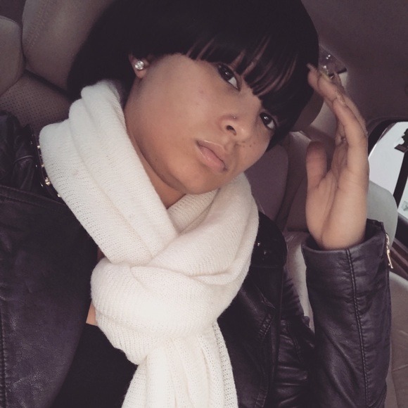 Profile Picture of Robin Bell (@robinbell_) on Poshmark