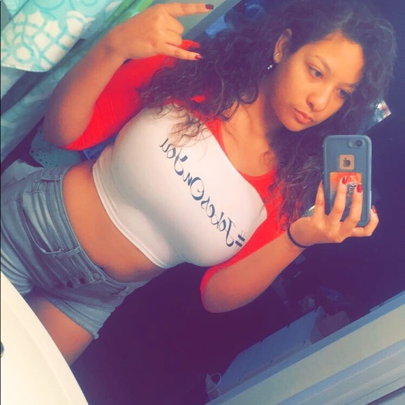 Profile Picture of Melissa Andrea (@mimiii2667) on Poshmark