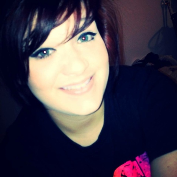 Profile Picture of Lisa Sexton (@lsdavis70) on Poshmark