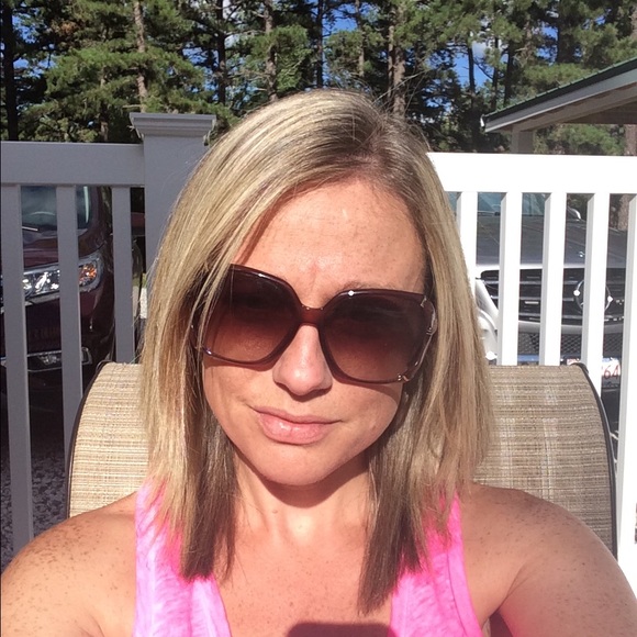 Profile Picture of Lynore Connelly (@lynn20dy) on Poshmark