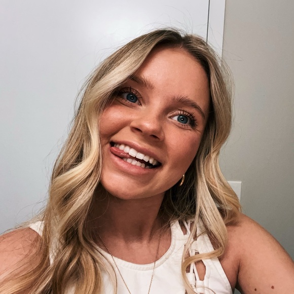 Profile Picture of Lauryn Harcus (@laurynharcus) on Poshmark