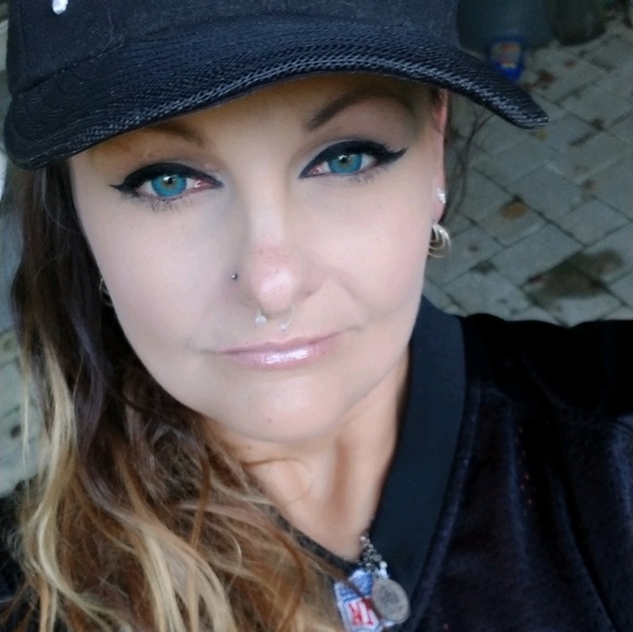 Profile Picture of Shannon Blotner (@shannonblotner) on Poshmark