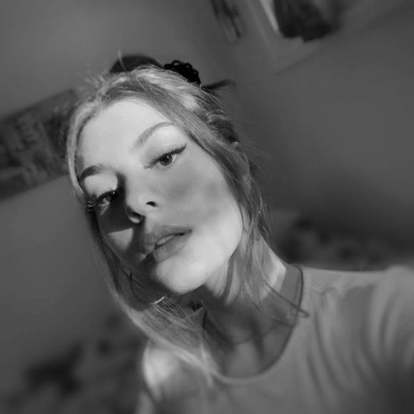 Profile Picture of Viki Gateva (@vikigateva) on Poshmark