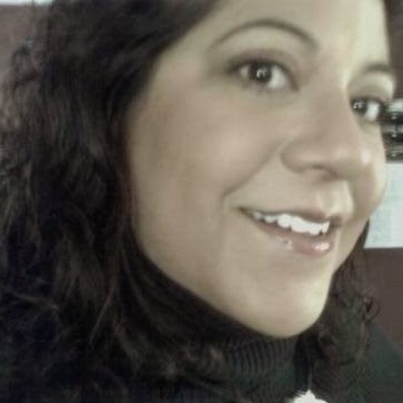 Profile Picture of Elisa Crater (@elisacrater) on Poshmark