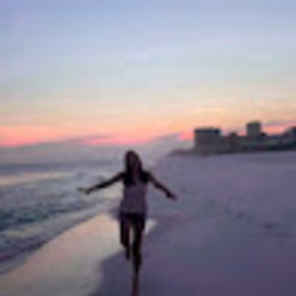 Profile Picture of Ysa Grinolds (@ygrinolds) on Poshmark