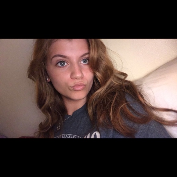 Profile Picture of Shelby Cronenwett (@shelbsjlc) on Poshmark