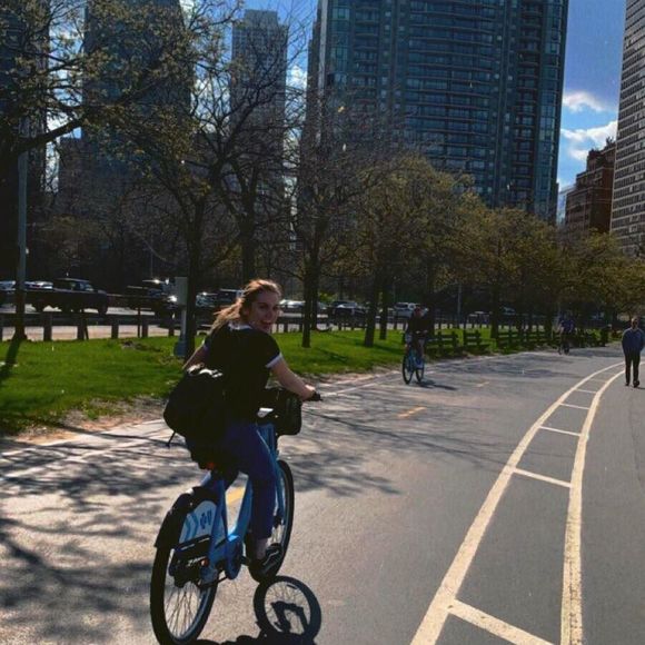 Profile Picture of Laura Neupauerova (@lneup) on Poshmark