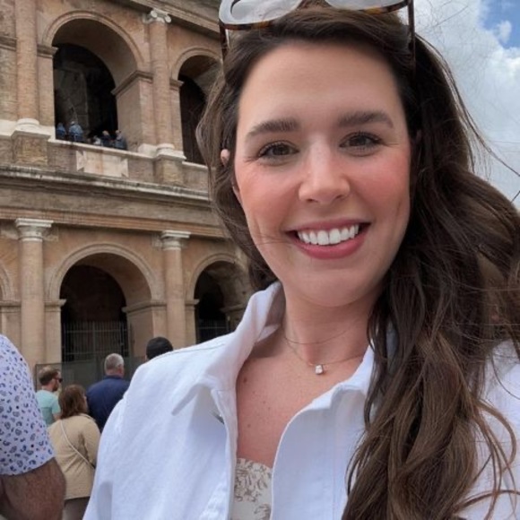 Profile Picture of Lindsey Farran (@lnf10) on Poshmark