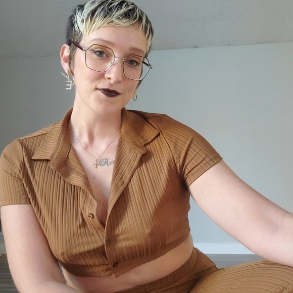 Profile Picture of Amber Boram (@aboram34) on Poshmark