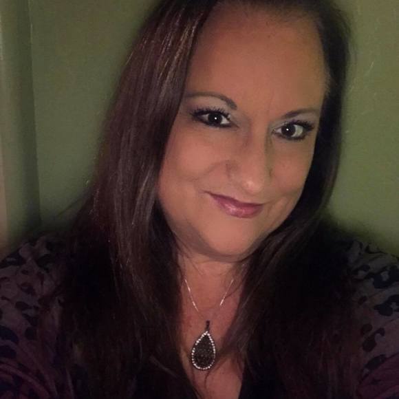 Profile Picture of Carol Caposella (@givethanks03) on Poshmark