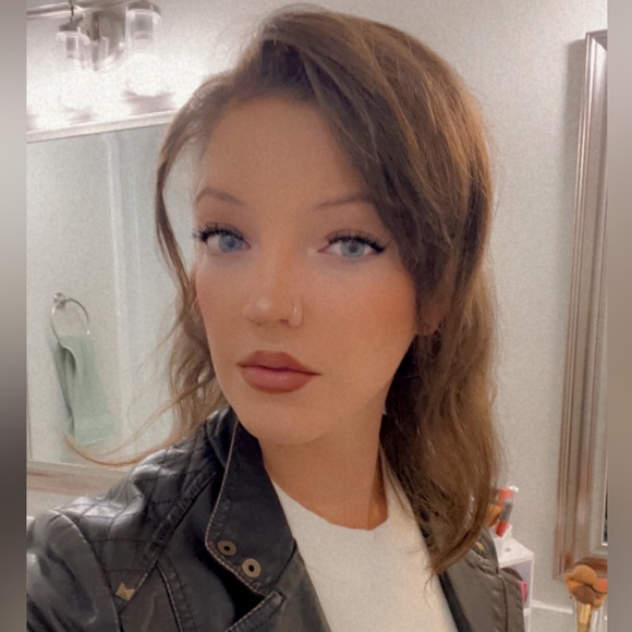 Profile Picture of Erica Degolyer (@ericadegolye835) on Poshmark