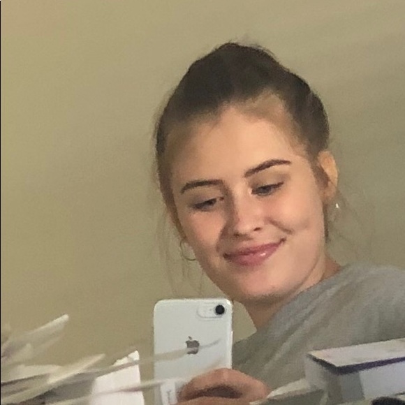 Profile Picture of Jillian Howell (@jillinh0well) on Poshmark