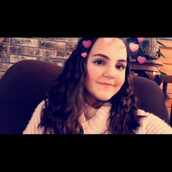 Profile Picture of Olivia Knepper (@olivia_knepper) on Poshmark