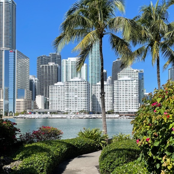 Olivia Calmanti - Poshmark Profile Picture of Olivia Calmanti (@_ovni_) on Poshmark